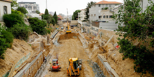 עבודות ל הנחת המסילה השקועה של הרכבת הקלה מתחת ל פארק הקו האדום של רכבת קלה